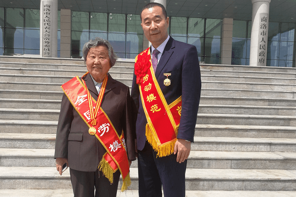 东正化工集团董事长任战洲同志获“商洛市劳动模范”光荣称号